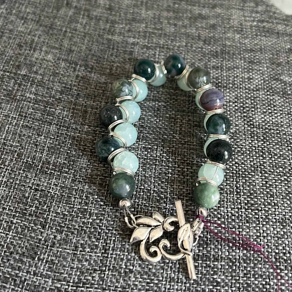 Glass multi toned green crackled beaded ornate leaf silver toggled bracelet - Picture 1 of 8